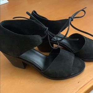 EUC Eileen Fisher tie sandals
